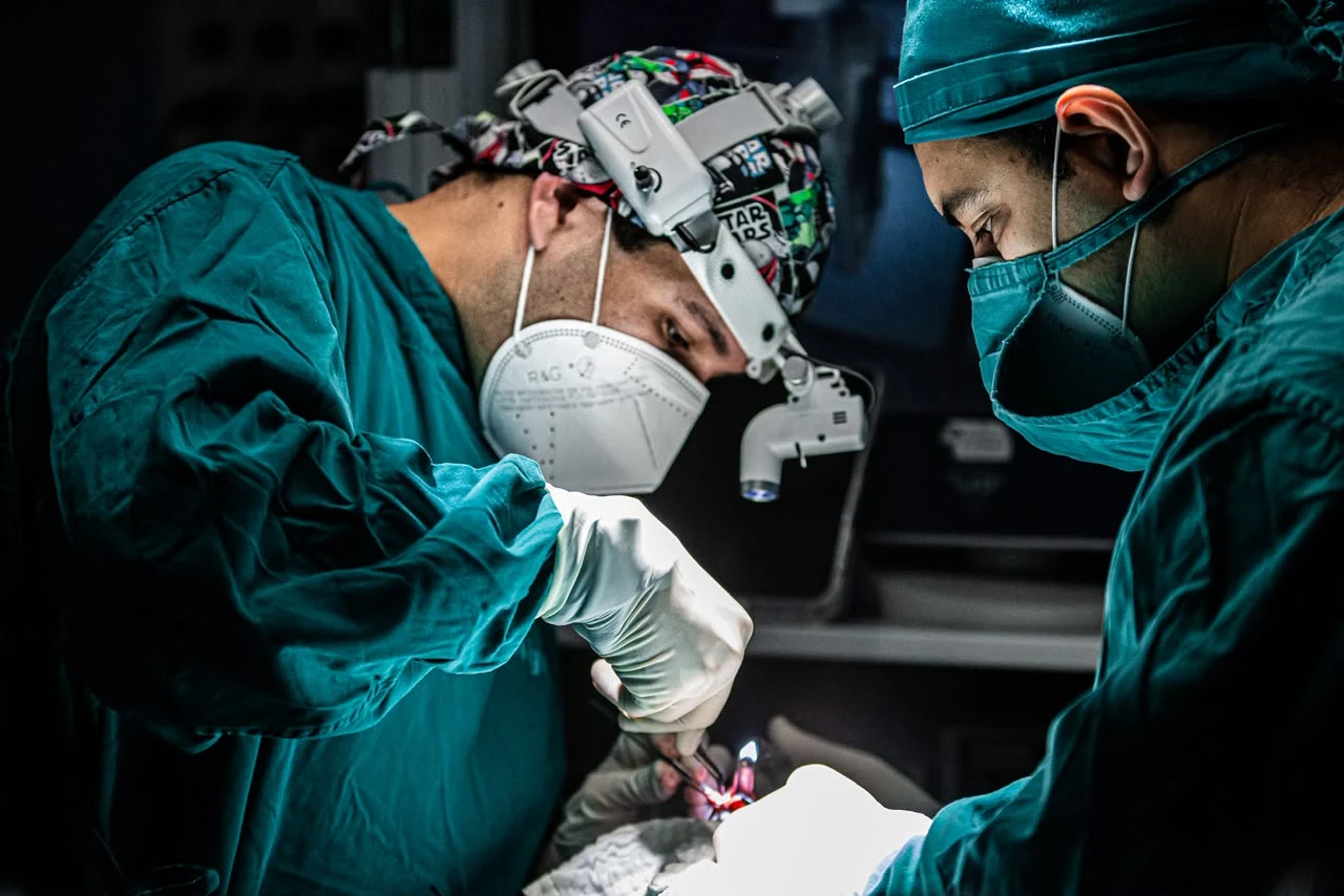 Equipo médico durante un procedimiento